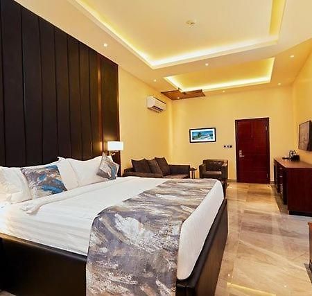 Senators Suites And Towers Hotel Omole Экстерьер фото