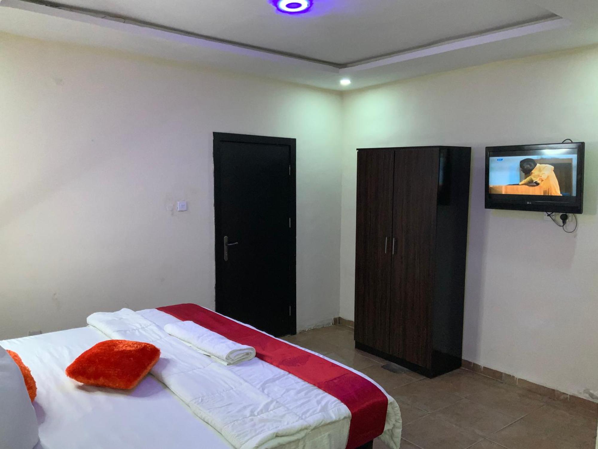 Senators Suites And Towers Hotel Omole Экстерьер фото