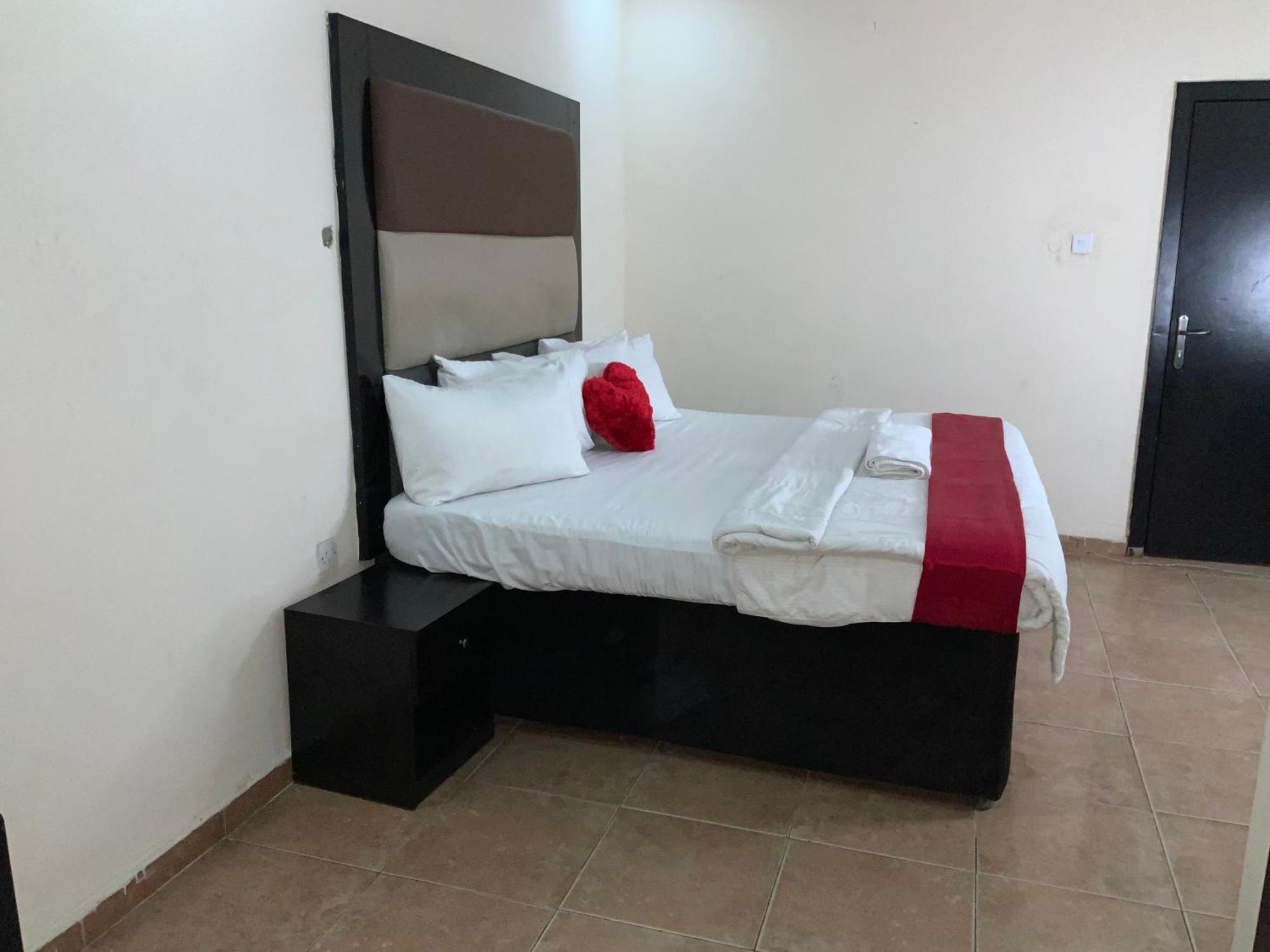 Senators Suites And Towers Hotel Omole Экстерьер фото