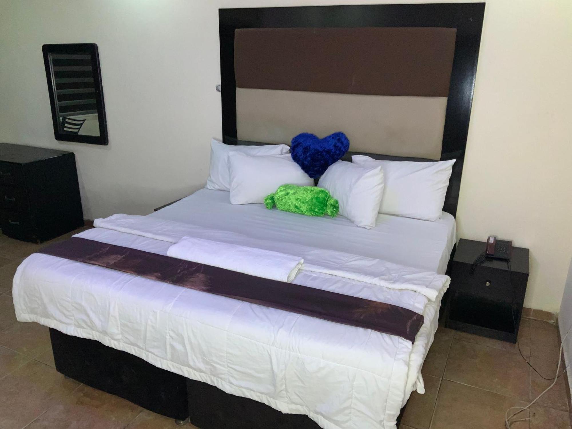 Senators Suites And Towers Hotel Omole Экстерьер фото