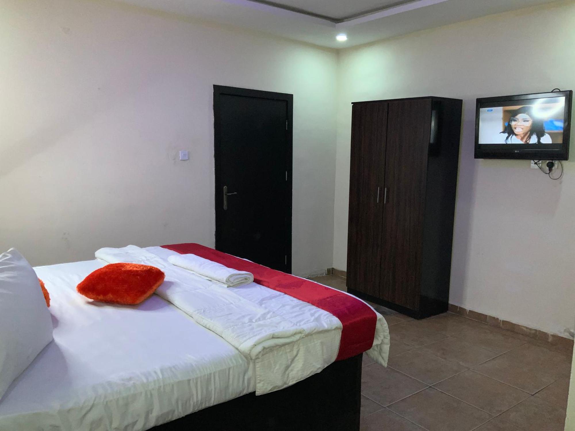 Senators Suites And Towers Hotel Omole Экстерьер фото