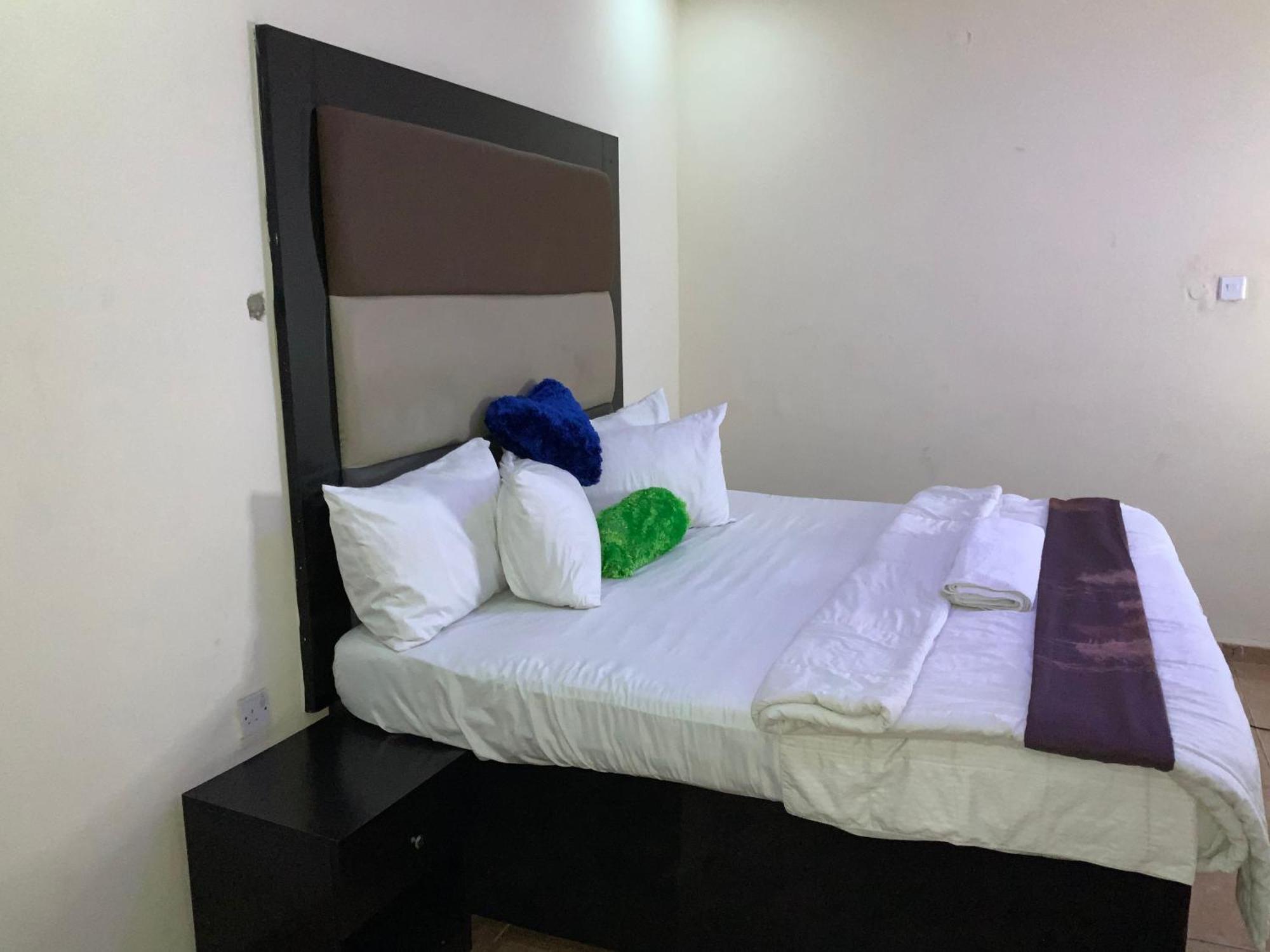Senators Suites And Towers Hotel Omole Экстерьер фото