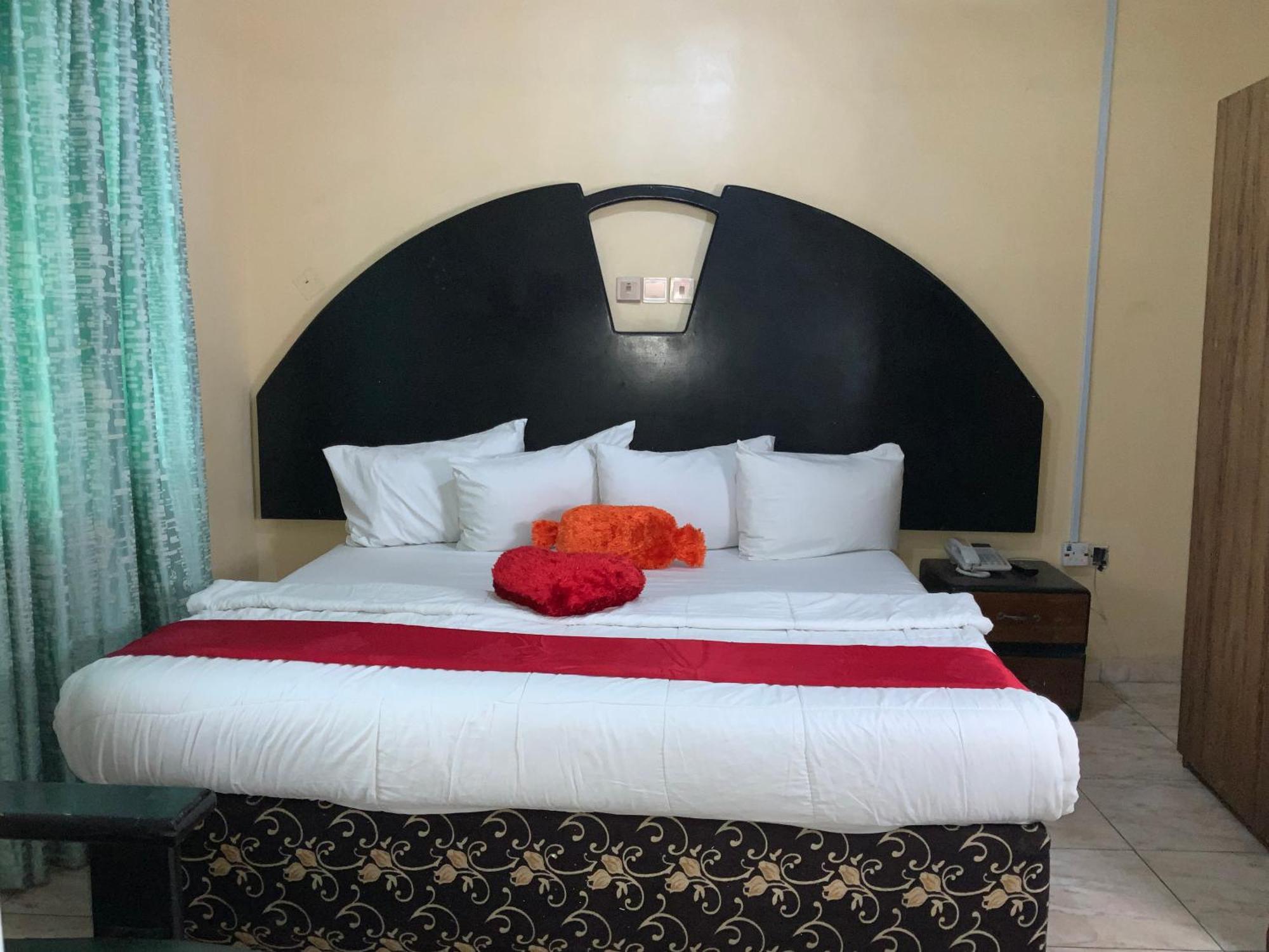 Senators Suites And Towers Hotel Omole Экстерьер фото