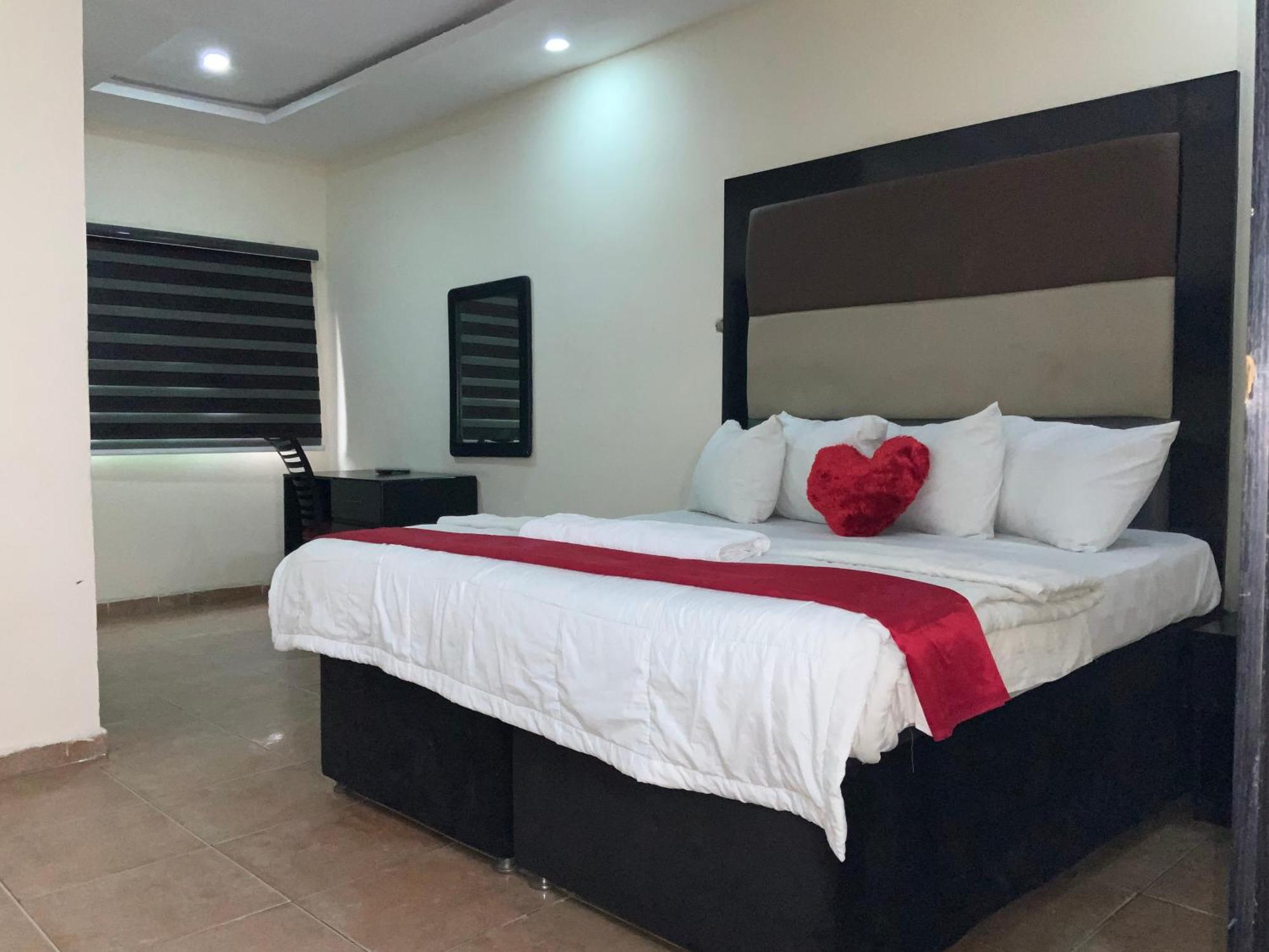 Senators Suites And Towers Hotel Omole Экстерьер фото
