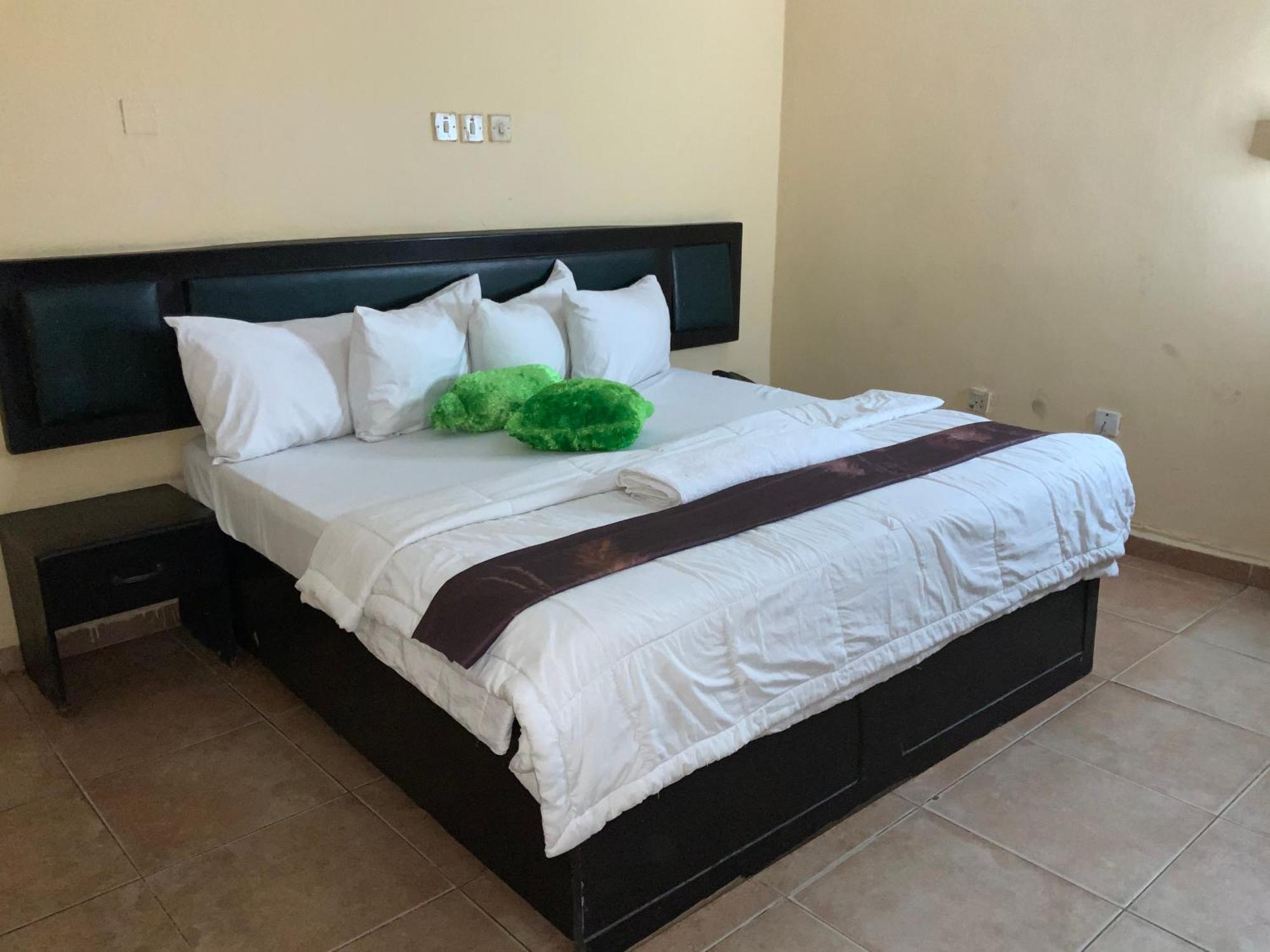 Senators Suites And Towers Hotel Omole Экстерьер фото