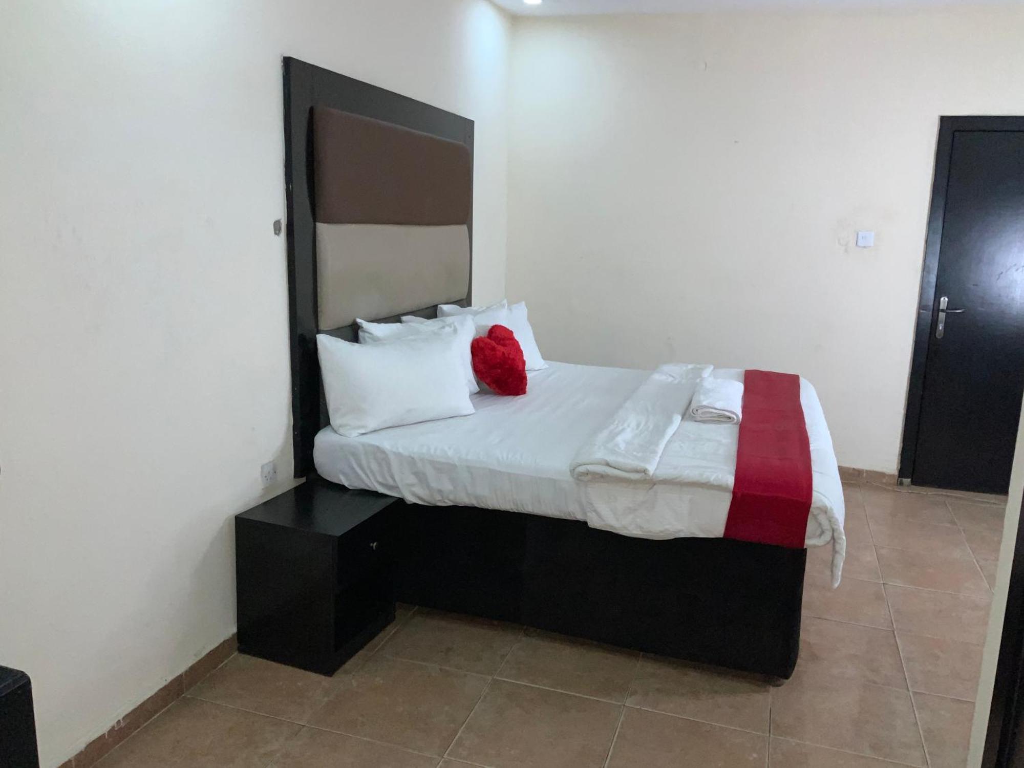 Senators Suites And Towers Hotel Omole Экстерьер фото