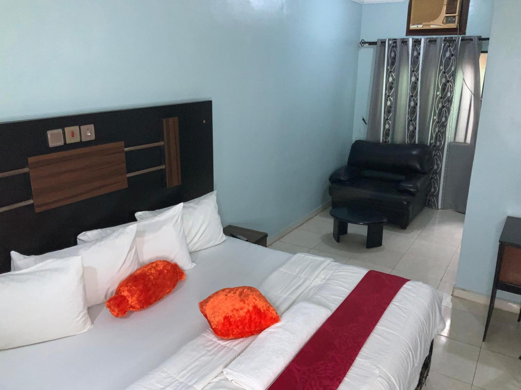 Senators Suites And Towers Hotel Omole Экстерьер фото